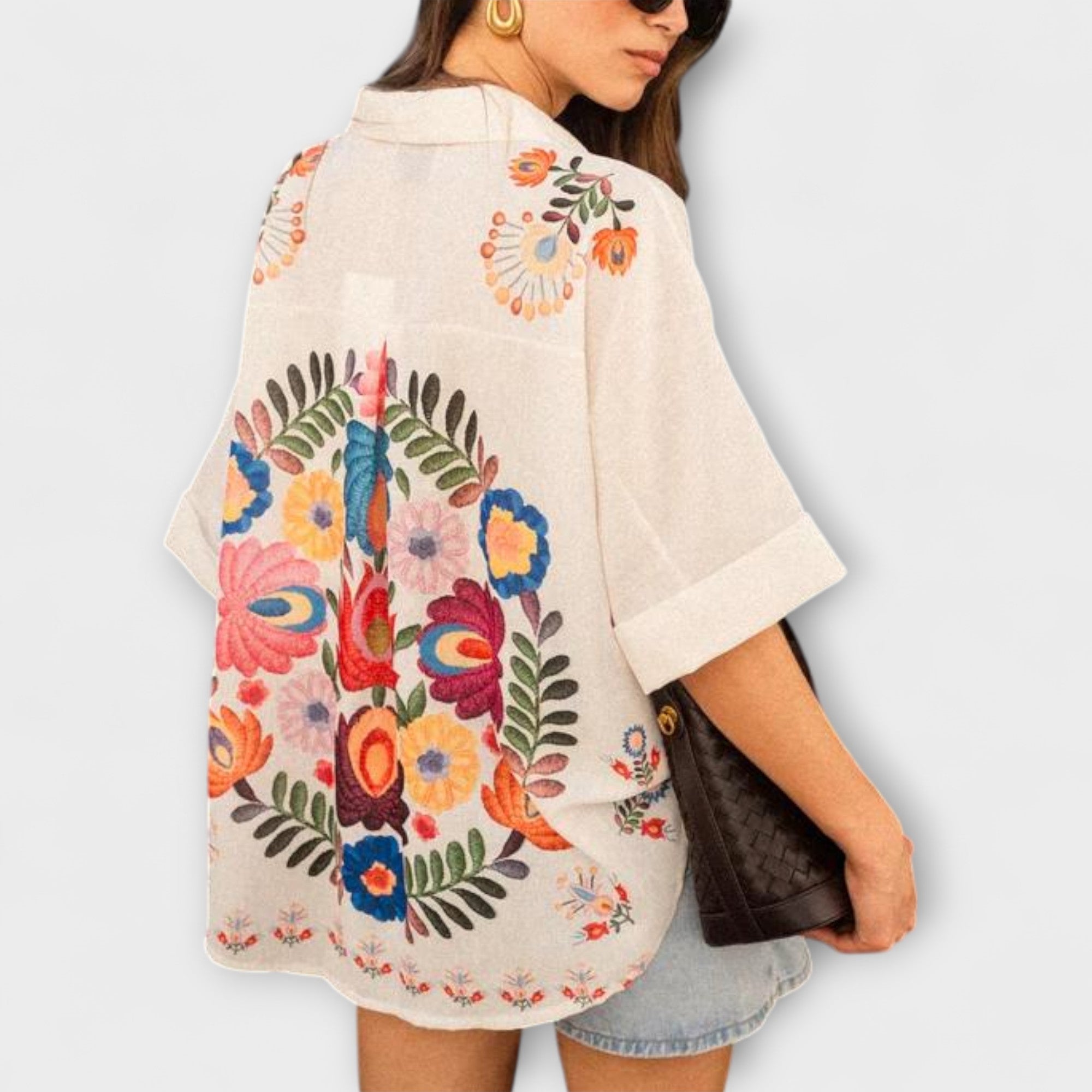 קרלה - חולצת קצרה בוהמיינית בדוגמת פרחים