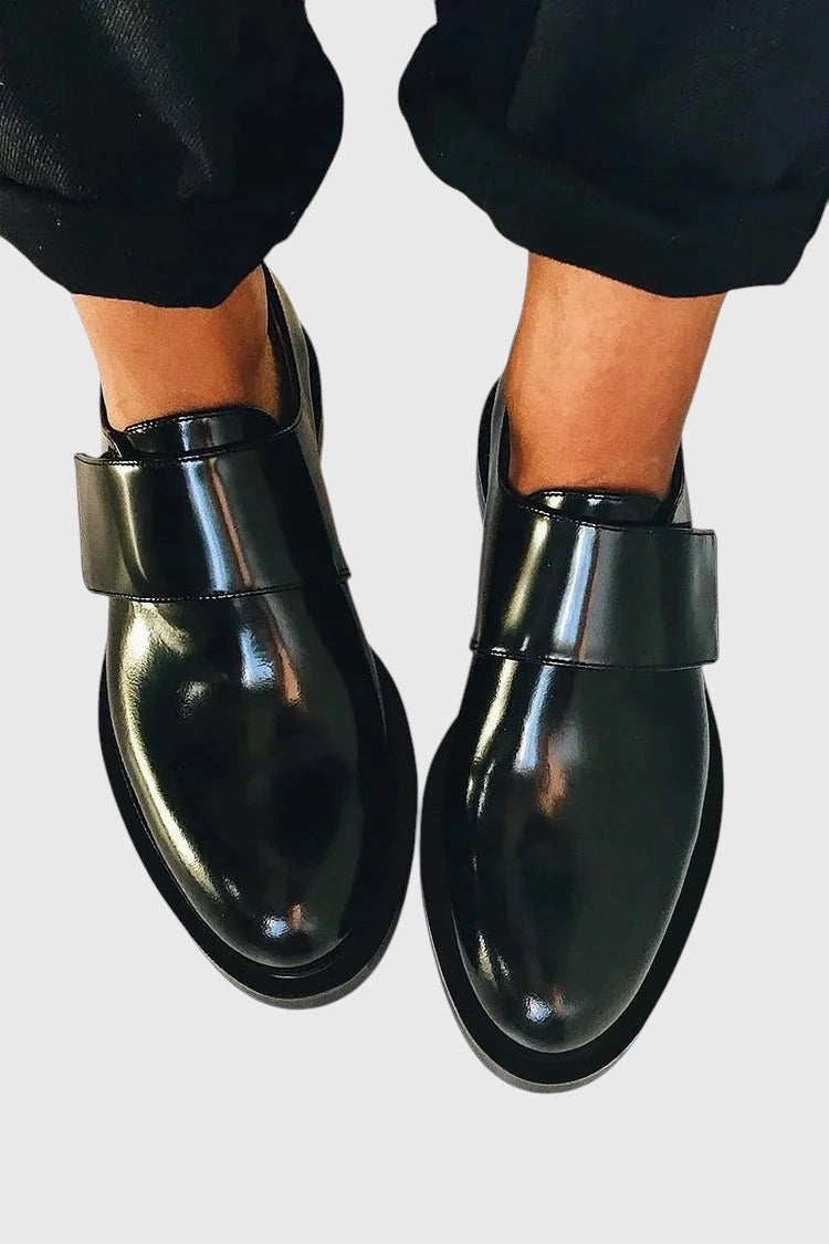 אליסה - מוקסינים מבריקים עם רצועה למראה מוקפד