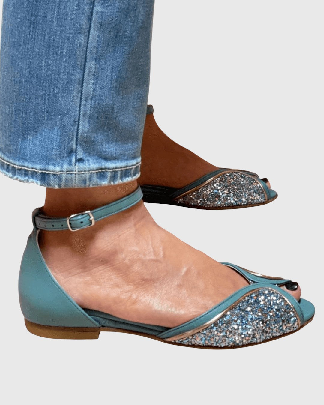 שיר - סנדלים שטוחים מבריקים